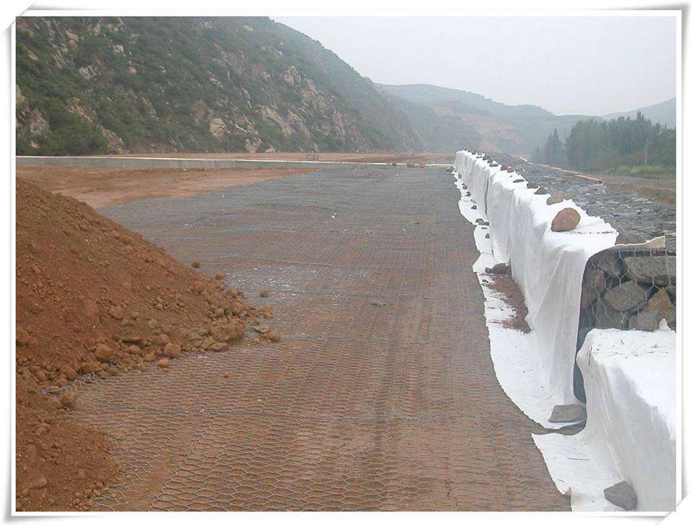 鉛絲石籠網(wǎng)施工前的準(zhǔn)備工作 鉛絲石籠網(wǎng)施工前的準(zhǔn)備工作