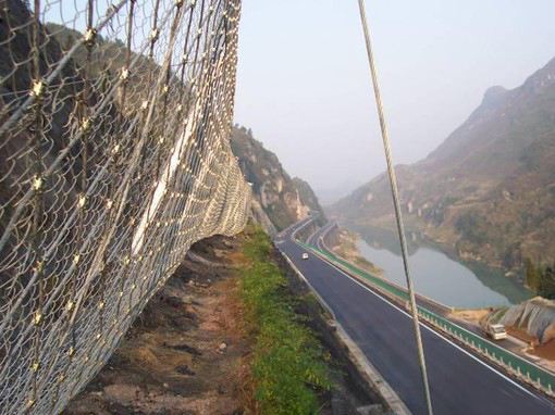 邊坡落石防護(hù)網(wǎng)在高速公路實(shí)際應(yīng)用中的作用 邊坡落石防護(hù)網(wǎng)在高速公路實(shí)際應(yīng)用中的作用