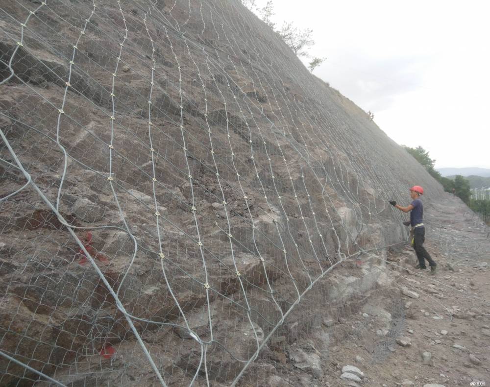 主動(dòng)邊坡落石防護(hù)網(wǎng)如何使用效果比較好 主動(dòng)邊坡落石防護(hù)網(wǎng)如何使用效果比較好